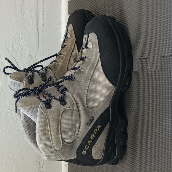 Women's 8.5 Scarpa Hiking Boots - Grey & Black - Picture 2 of 12